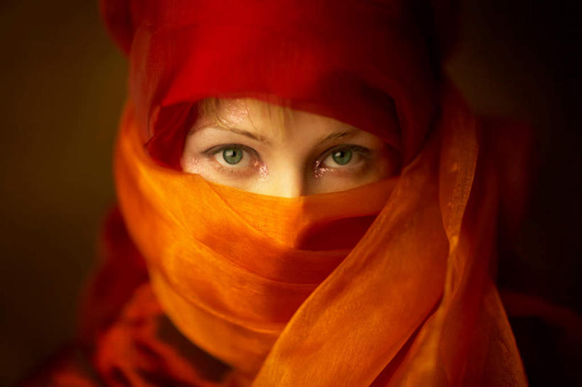 西方人,眼睛,眉毛,睫毛,头发,一个人,模特,横图,室内,白天,正面,性感,欧洲,欧洲人,瞳孔,仅一个年轻女性,仅一个女性,仅一个人,黑色背景,朦胧,模糊,装饰,黄色,红色,美女,遮,遮掩,眼部,摄影,影棚,华丽,修饰,点缀,掩盖,遮挡,遮盖,衬托,美观,雅致,雅观,掩饰,玉人,尤物,年轻女性,女人,女性,白种人,睫,眉,眼,眼睫毛,眼眉,模特儿,半身,彩图,影棚拍摄,拍摄,眼眉毛,美人