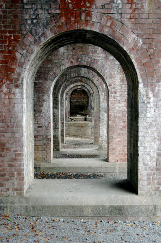 无人,竖图,室内,白天,正面,一排,许多,古老,破旧,整齐,陈旧,生锈,拱门,很多,历史,斑驳,古代,排列,队列,古远,班驳,陈腐,彩图