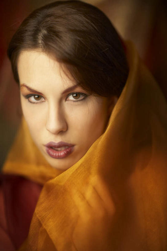 西方人,脸,头,脸颊,一个人,竖图,室内,白天,正面,欧洲,欧洲人,仅一个年轻女性,仅一个女性,仅一个人,灰色背景,鲜艳,丝巾,美丽,注视,漂亮,黄色,观察,看,美女,摄影,影棚,观看,察看,优美,关注,摩登,艳丽,斑斓,标致,瑰丽,娇艳,锦绣,娟秀,俊丽,奇丽,俏丽,时兴,秀丽,年轻女性,女人,女性,白种人,头部,脸部,脸蛋,面部,半身,彩图,影棚拍摄,拍摄