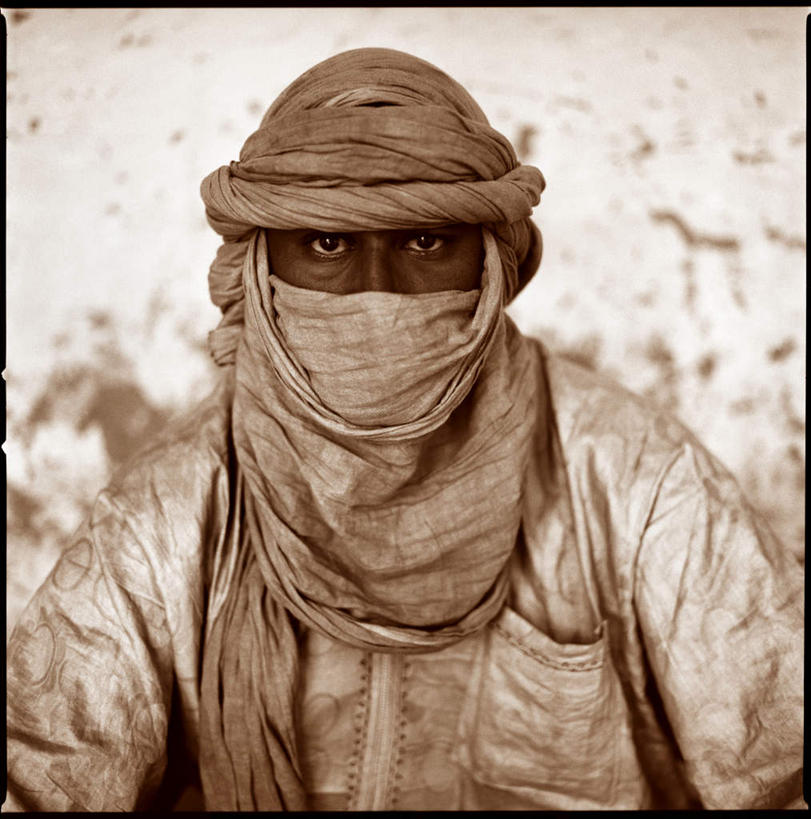 西方人,一个人,坐,竖图,室外,白天,正面,欧洲,非洲,马里,黑人,欧洲人,仅一个男性,仅一个人,注视,仅一个年轻男性,白色,观察,看,观看,察看,关注,蒙面,阿非利加洲,马里共和国,西非,男人,男性,年轻男性,非洲人,坐着,半身,彩图,传统服装