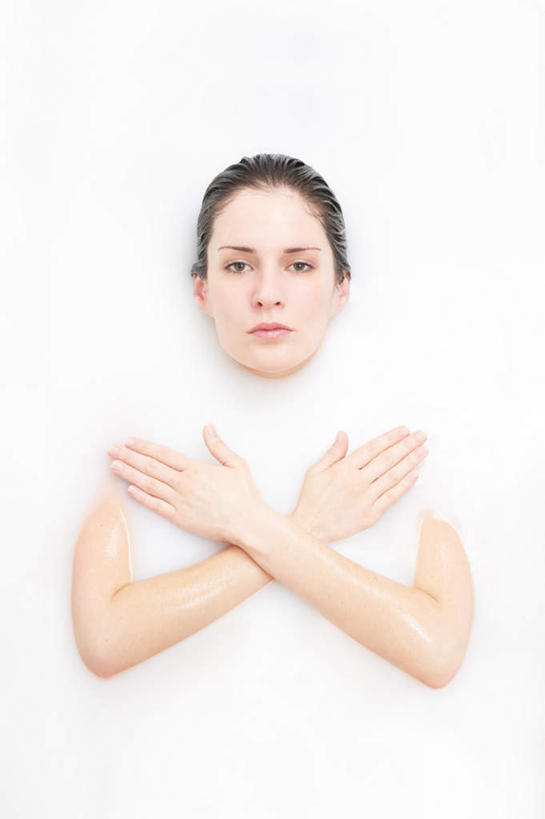 西方人,一个人,双手交叉,竖图,俯视,室内,白天,白色背景,卫生间,浴室,欧洲,欧洲人,仅一个年轻女性,仅一个女性,仅一个人,鲜艳,泡沫,美丽,注视,漂亮,观察,看,浴盆,摄影,影棚,观看,察看,双手抱胸,优美,关注,摩登,艳丽,斑斓,标致,瑰丽,娇艳,锦绣,娟秀,俊丽,奇丽,俏丽,时兴,秀丽,年轻女性,女人,女性,白种人,淋浴房,半身,彩图,高角度拍摄,影棚拍摄,拍摄,冲凉房,沐浴间,沐浴室