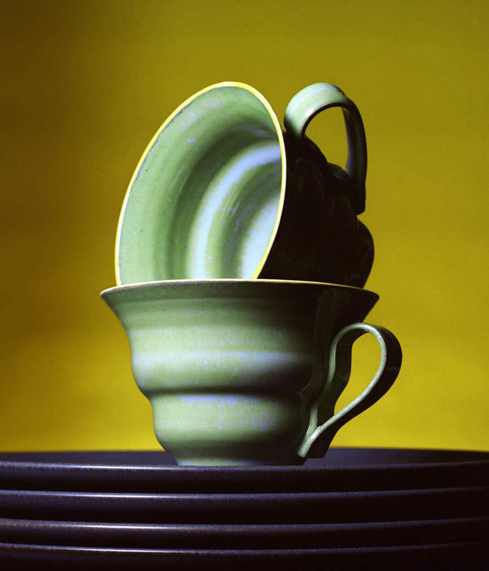 无人,竖图,室内,特写,白天,正面,餐桌,桌子,静物,杯子,阴影,黄色背景,条纹,光线,瓷器,影子,灯光,咖啡杯,陶瓷制品,两个,摄影,影棚,餐台,瓷杯,彩图,影棚拍摄,拍摄