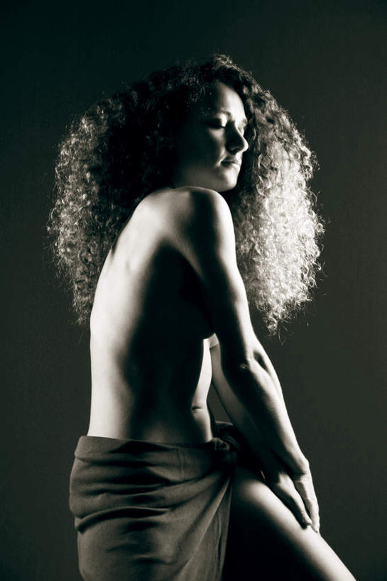 西方人,裸体,一个人,闭眼,竖图,室外,白天,正面,性感,欧洲,欧洲人,仅一个年轻女性,仅一个女性,仅一个人,阴影,灰色背景,鲜艳,光线,影子,灯光,美丽,漂亮,裸露,摄影,影棚,赤裸,优美,裸,摩登,艳丽,斑斓,标致,瑰丽,娇艳,锦绣,娟秀,俊丽,奇丽,俏丽,时兴,秀丽,赤身,年轻女性,女人,女性,白种人,闭眼睛,闭着眼,闭着眼睛,半身,彩图,影棚拍摄,拍摄