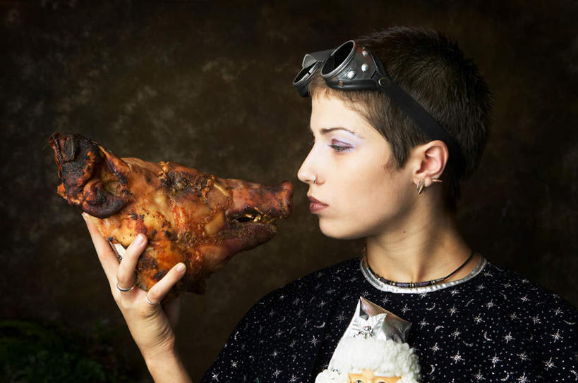 西方人,一个人,站,横图,室内,白天,正面,欧洲,欧洲人,仅一个年轻女性,仅一个女性,仅一个人,握,阴影,光线,墨镜,眼镜,影子,墙,灯光,肉,拿,拿着,注视,猪肉,肉类,墙壁,墙面,太阳镜,太阳眼镜,观察,看,站着,遮阳镜,握着,观看,察看,关注,猪头,肉食,豚肉,年轻女性,女人,女性,白种人,站立,半身,彩图