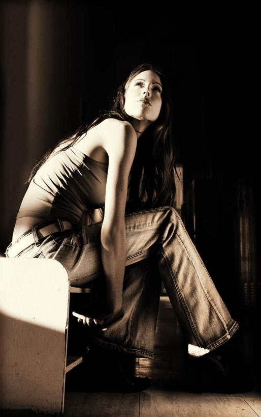 西方人,一个人,坐,竖图,室内,白天,正面,地板,欧洲,欧洲人,仅一个年轻女性,仅一个女性,仅一个人,阴影,服装,鲜艳,光线,影子,地面,美丽,注视,休闲装,漂亮,木地板,衣服,阳光,观察,看,休闲,休闲服,服饰,观看,察看,优美,关注,摩登,艳丽,斑斓,标致,瑰丽,娇艳,锦绣,娟秀,俊丽,奇丽,俏丽,时兴,秀丽,年轻女性,女人,女性,白种人,抬头,仰头,坐着,彩图,全身