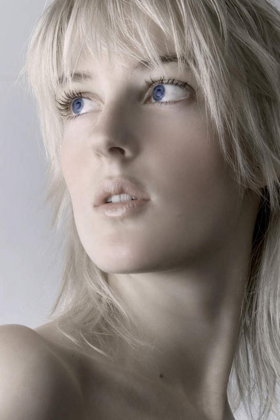 西方人,脸,头,脸颊,一个人,竖图,室内,白天,正面,欧洲,欧洲人,仅一个年轻女性,仅一个女性,仅一个人,阴影,鲜艳,光线,影子,灯光,美丽,漂亮,优美,摩登,艳丽,斑斓,标致,瑰丽,娇艳,锦绣,娟秀,俊丽,奇丽,俏丽,时兴,秀丽,赤身,年轻女性,女人,女性,白种人,头部,脸部,脸蛋,面部,半身,彩图