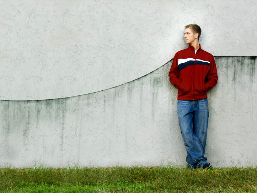 西方人,一个人,站,横图,室外,白天,正面,草地,草坪,植物,欧洲,欧洲人,仅一个男性,仅一个人,服装,墙,依偎,注视,休闲装,墙壁,墙面,草,仅一个年轻男性,衣服,绿色,观察,看,靠,靠着,倚靠,站着,休闲,休闲服,服饰,观看,察看,倚着,关注,依附,依赖,投靠,男人,男性,年轻男性,白种人,站立,彩图,全身