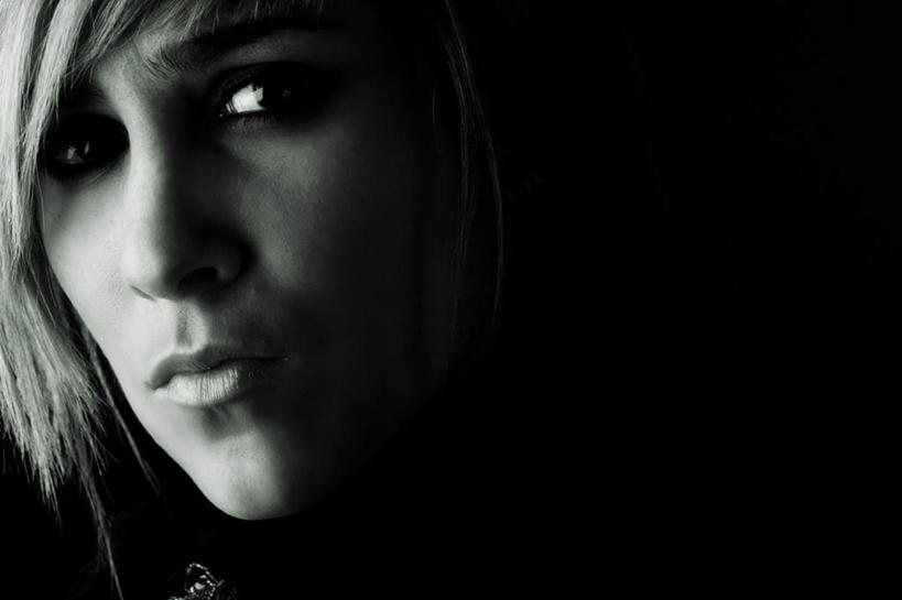 西方人,脸,头,脸颊,一个人,横图,黑白,室内,白天,正面,失败,欧洲,欧洲人,仅一个年轻女性,仅一个女性,仅一个人,黑色背景,沮丧,注视,观察,看,难受,无奈,摄影,影棚,观看,失望,悲伤,察看,伤心,难过,关注,失落,颓废,挫败,受挫,落败,落空,错过,失足,失意,失策,失算,颓丧,衰颓,悲哀,懊丧,颓靡,气馁,丧气,败北,挫折,失利,年轻女性,女人,女性,白种人,头部,脸部,脸蛋,面部,半身,影棚拍摄,拍摄