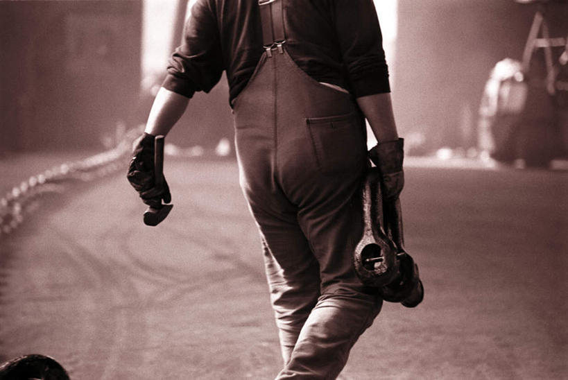 西方人,一个人,机修工,走,横图,室内,特写,白天,正面,欧洲,欧洲人,仅一个男性,仅一个人,握,朦胧,模糊,拿,拿着,工人,仅一个年轻男性,握着,男人,男性,年轻男性,白种人,机械师,机修工人,步行,散步,走路,半身,彩图