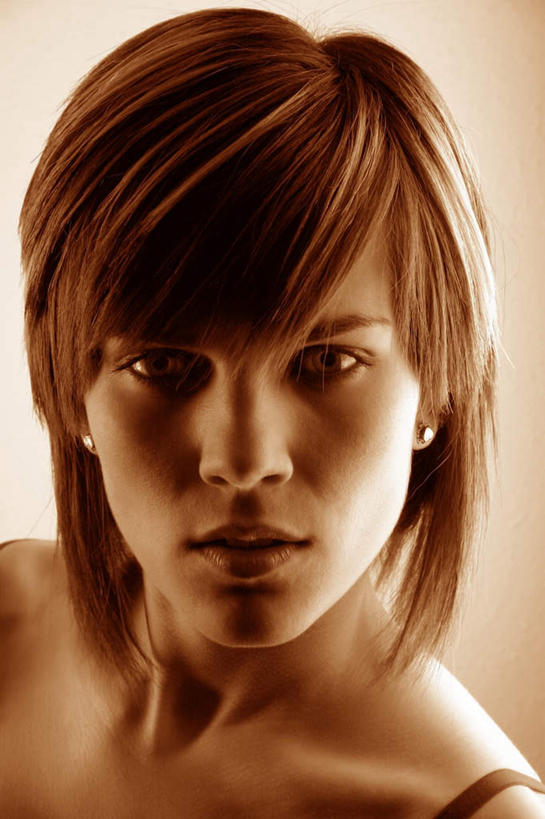 西方人,脸,头,眼睛,脸颊,眉毛,睫毛,头发,一个人,竖图,室内,特写,白天,正面,欧洲,欧洲人,瞳孔,仅一个年轻女性,仅一个女性,仅一个人,装饰,棕色,注视,耳钉,观察,看,金色,眼部,观看,华丽,修饰,点缀,察看,关注,衬托,美观,雅致,雅观,年轻女性,女人,女性,白种人,头部,睫,脸部,脸蛋,眉,面部,眼,眼睫毛,眼眉,半身,彩图,眼眉毛