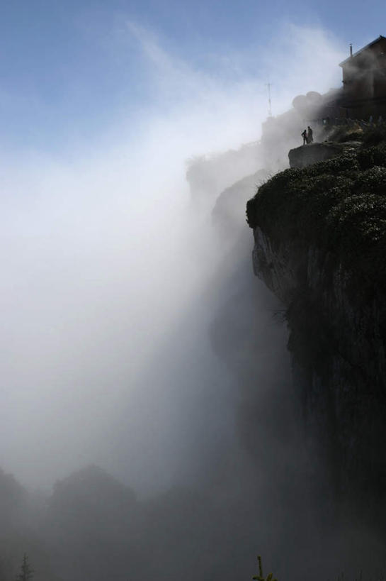 无人,竖图,俯视,航拍,室外,白天,旅游,度假,草地,草坪,美景,山,山脉,植物,雾,中国,亚洲,阴影,朦胧,模糊,光线,影子,景观,山峰,云,云朵,山峦,云彩,娱乐,草,树,树木,蓝色,绿色,白云,蓝天,天空,阳光,自然,群山,天,享受,休闲,景色,放松,四川省,生长,晴朗,成长,迷雾,鸟瞰,自然风光,东亚,四川,乐山,中华人民共和国,西南地区,川,乐山市,大雾,晴空,彩图,高角度拍摄