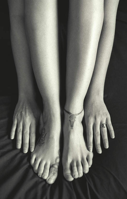 西方人,手,腿部,脚,脚趾,脚趾甲,腿,一个人,摸,竖图,俯视,室内,白天,欧洲,欧洲人,双手,仅一个年轻女性,仅一个女性,仅一个人,抚摸,光脚,赤脚,手部,双腿,年轻女性,女人,女性,白种人,脚指甲,触摸,接触,半身,彩图,高角度拍摄