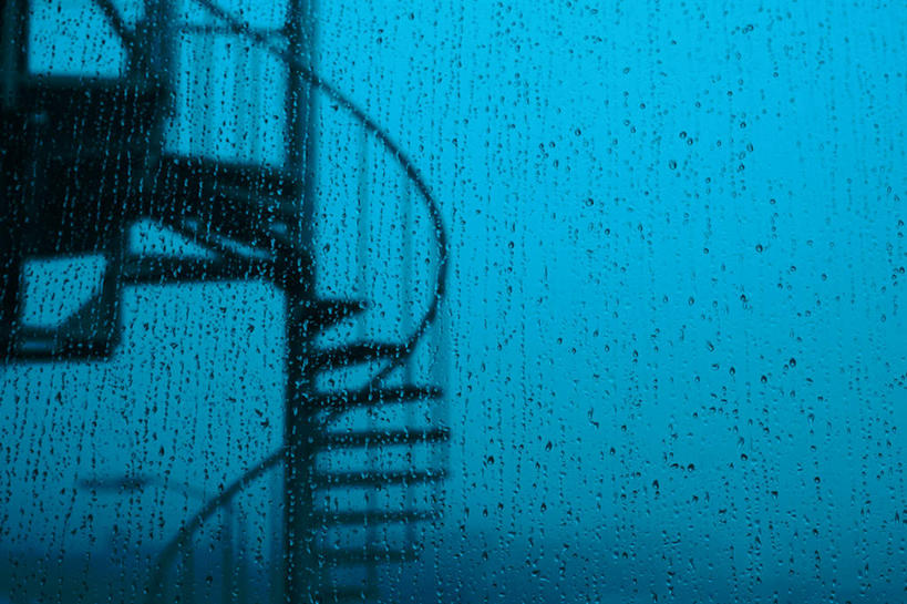 无人,栏杆,横图,室内,白天,正面,雨,暴雨,大雨,窗户,楼梯,透明,扶手,阶梯,护栏,玻璃窗,台阶,细雨,通明,小雨,彩图