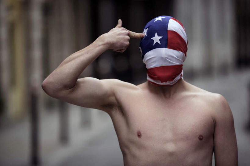 西方人,健壮,赤膊,一个人,站,举,横图,室外,特写,白天,正面,旗帜,国旗,欧洲,欧洲人,仅一个男性,仅一个人,朦胧,模糊,环绕,缠绕,仅一个年轻男性,托,站着,纠缠,强健,指头,结实,男人,男性,年轻男性,白种人,旗,举起,举手,举着,向上举,向上伸,向上托,站立,半身,彩图