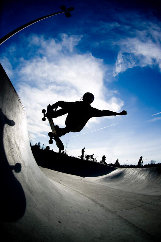 西方人,儿童,一个人,跳,竖图,室外,白天,仰视,锻炼,旅游,度假,运动,美景,欧洲,欧洲人,仅一个男性,仅一个人,景观,云,云朵,半空,云彩,娱乐,极限运动,刺激,小孩,蓝色,白云,蓝天,天空,自然,天,仅一个小孩,享受,休闲,景色,放松,晴朗,滑板,自然风光,冒险,体育,男孩,男人,男性,白种人,孩子,晴空,跳跃,彩图,低角度拍摄,全身,健身,男生