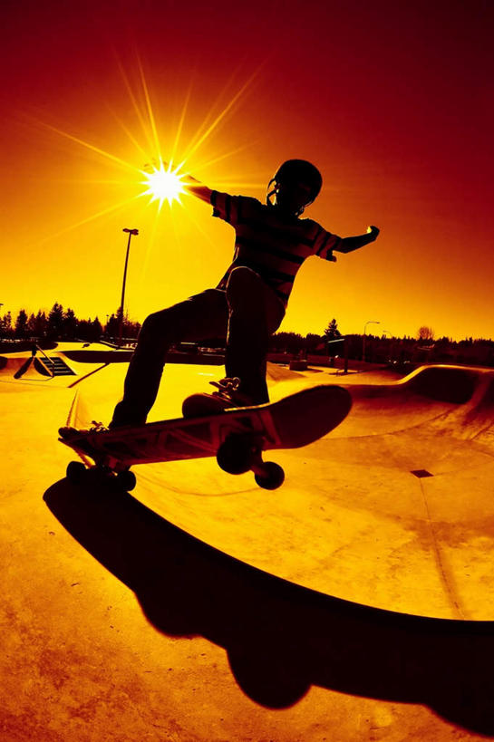 西方人,儿童,一个人,跳,竖图,室外,白天,仰视,锻炼,旅游,度假,运动,美景,日落,欧洲,欧洲人,仅一个男性,仅一个人,光线,光泽,景观,晚霞,霞光,落日,光芒,半空,照射,娱乐,极限运动,刺激,小孩,黄色,自然,黄昏,仅一个小孩,享受,休闲,景色,彩霞,放松,滑板,自然风光,照耀,光辉,毫光,夕照,映照,冒险,体育,男孩,男人,男性,白种人,孩子,夕阳,跳跃,彩图,低角度拍摄,全身,健身,斜阳,男生