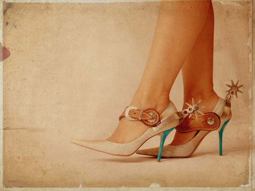 西方人,腿部,脚,腿,一个人,横图,室内,特写,白天,侧面,高跟鞋,光晕,鞋子,欧洲,欧洲人,仅一个年轻女性,仅一个女性,仅一个人,一双,双脚,两个,黄色,插入,马刺,年轻女性,女人,女性,白种人,半身,彩图