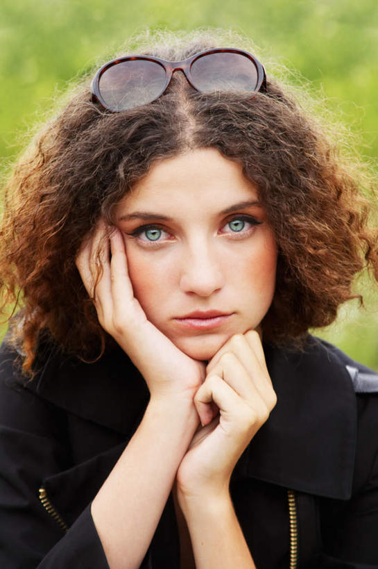 西方人,脸,头,眼睛,鼻子,嘴,脸颊,眉毛,睫毛,手,一个人,竖图,室外,白天,正面,旅游,度假,美景,植物,欧洲,欧洲人,瞳孔,仅一个年轻女性,仅一个女性,仅一个人,一副,撑,服装,朦胧,模糊,墨镜,眼镜,景观,托腮,注视,休闲装,娱乐,衣服,绿色,黑色,自然,太阳镜,太阳眼镜,观察,看,托,享受,休闲,手部,休闲服,遮阳镜,景色,放松,眼部,服饰,生长,成长,观看,察看,关注,自然风光,托下巴,年轻女性,女人,女性,白种人,头部,鼻,睫,脸部,脸蛋,眉,面部,眼,眼睫毛,眼眉,嘴巴,嘴唇,半身,彩图,眼眉毛