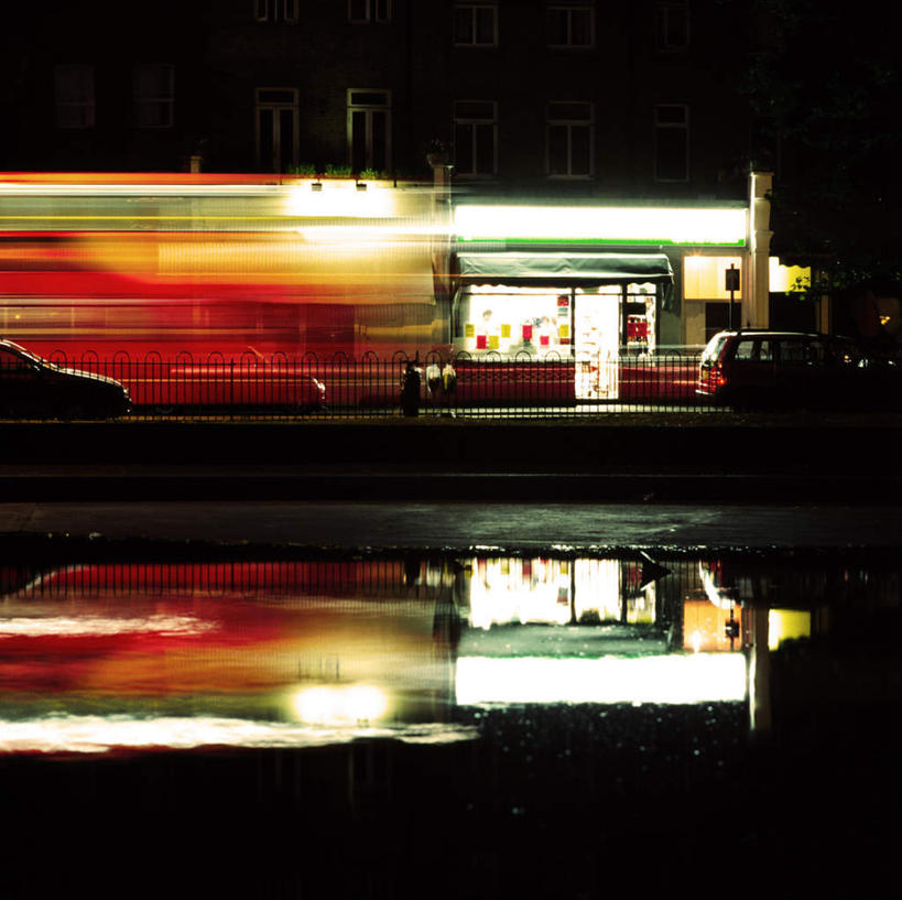 西方人,商店,横图,室外,夜晚,正面,购物,消费,超市,汽车,欧洲,欧洲人,一辆,阴影,模糊,光线,影子,灯光,车,交通工具,轿车,金融,百货,便利店,载具,选购,贸易,血拼,零售店,含糊,恍惚,模胡,依稀,隐约,白种人,半身,彩图,店铺,杂货店,杂货铺