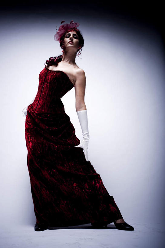 西方人,一个人,站,竖图,室内,白天,白色背景,正面,晚礼服,兴奋,热情,骄傲,欧洲,欧洲人,仅一个年轻女性,仅一个女性,仅一个人,装饰,盛开,开放,花蕾,注视,花,花瓣,花朵,鲜花,一朵,红色,发箍,发饰,饰品,花苞,花蕊,观察,看,站着,健康,温暖,奔放,活力,积极,激情,摄影,朝气,影棚,头箍,观看,暖色,吉祥,察看,生命,关注,发卡,饱满,配饰,燕尾服,革命,热烈,赤色,充实,斗志,喜气,主动,傲岸,高慢,清高,傲慢,高傲,自豪,年轻女性,女人,女性,白种人,站立,彩图,全身,影棚拍摄,晚宴服,舞会服,洋服,洋装,夜礼服,欢乐,拍摄