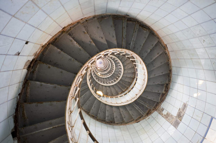 无人,家,栏杆,横图,俯视,室外,白天,度假,美景,楼梯,城市风光,城市,阴影,反射,扶手,影子,房屋,阶梯,墙,屋子,景观,旋转,娱乐,护栏,楼房,墙壁,墙面,台阶,住宅,享受,休闲,景色,放松,扭转,彩图,高角度拍摄,房子