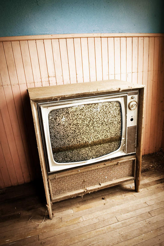 无人,竖图,俯视,室内,特写,白天,复古,静物,电视,阴影,陈旧,反射,影子,墙,文化,墙壁,墙面,电视柜,一台,文明,彩电,显像管屏,显像管屏幕,黑白电视机,电视机,彩图,高角度拍摄