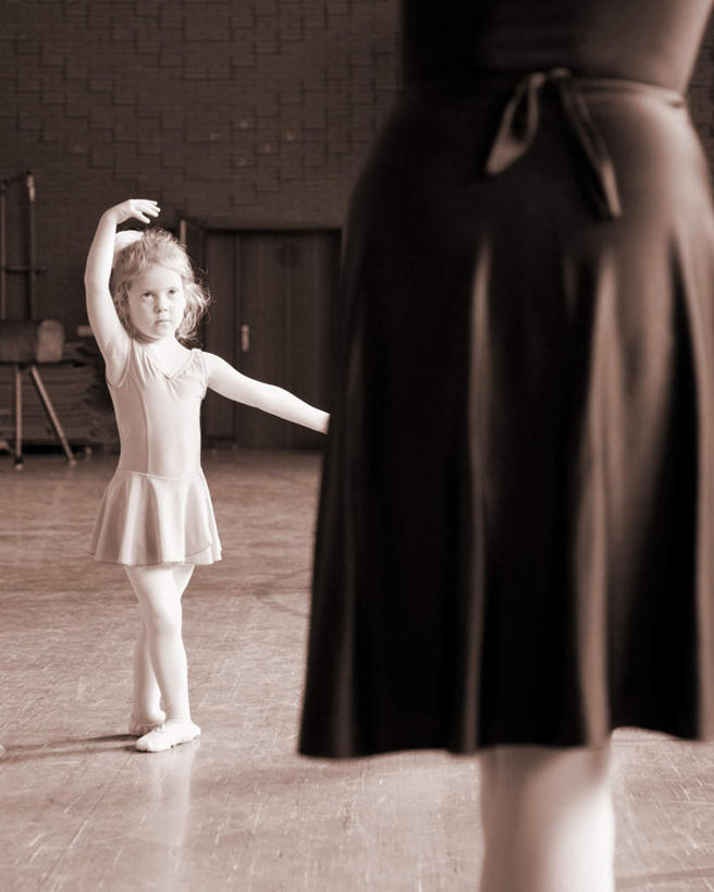 西方人,儿童,脸,头,眼睛,鼻子,嘴,耳朵,脸颊,眉毛,睫毛,一个人,竖图,室内,白天,正面,裙子,跳舞,纯洁,芭蕾,地板,欧洲,欧洲人,瞳孔,仅一个年轻女性,仅一个女性,仅一个人,阴影,反射,影子,墙,地面,注视,木地板,墙壁,墙面,小孩,观察,看,仅一个小孩,可爱,童年,童趣,短裙,眼部,观看,察看,关注,舞姿,童真,烂漫,无邪,芭蕾舞裙,芭蕾裙,天真,芭蕾舞,年轻女性,女孩,女人,女性,白种人,孩子,头部,鼻,鼻孔,耳,耳部,睫,口,口腔,脸部,脸蛋,眉,面部,眼,眼睫毛,眼眉,嘴巴,嘴唇,彩图,全身,舞蹈,眼眉毛,女生