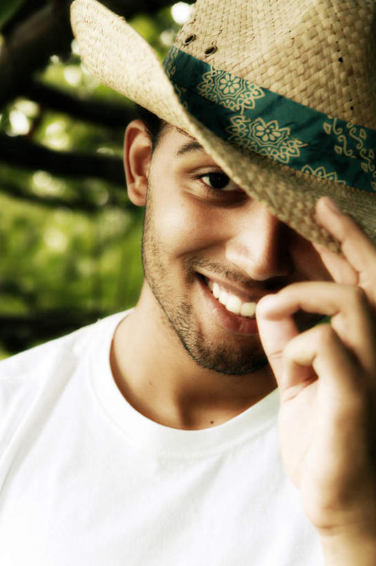 西方人,脸,头,眼睛,鼻子,嘴,耳朵,脸颊,眉毛,睫毛,手,一个人,笑,微笑,露齿笑,竖图,室外,白天,正面,树林,植物,欧洲,欧洲人,瞳孔,仅一个男性,仅一个人,握,阴影,服装,光线,影子,拿,拿着,注视,休闲装,树,树木,仅一个年轻男性,衣服,绿色,阳光,自然,观察,看,休闲,手部,休闲服,握着,眼部,服饰,生长,成长,观看,察看,关注,男人,男性,年轻男性,白种人,头部,鼻,鼻孔,耳,耳部,睫,口,口腔,脸部,脸蛋,眉,面部,眼,眼睫毛,眼眉,嘴巴,嘴唇,半身,彩图,眼眉毛