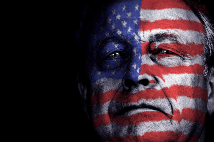 西方人,一个人,站,横图,室内,白天,正面,化妆,旗帜,国旗,欧洲,欧洲人,仅一个男性,仅一个人,黑色背景,注视,星条旗,观察,看,站着,仅一个老年男性,美国国旗,摄影,影棚,观看,察看,关注,扮装,老年男性,男人,男性,白种人,旗,站立,半身,彩图,影棚拍摄,化装,拍摄