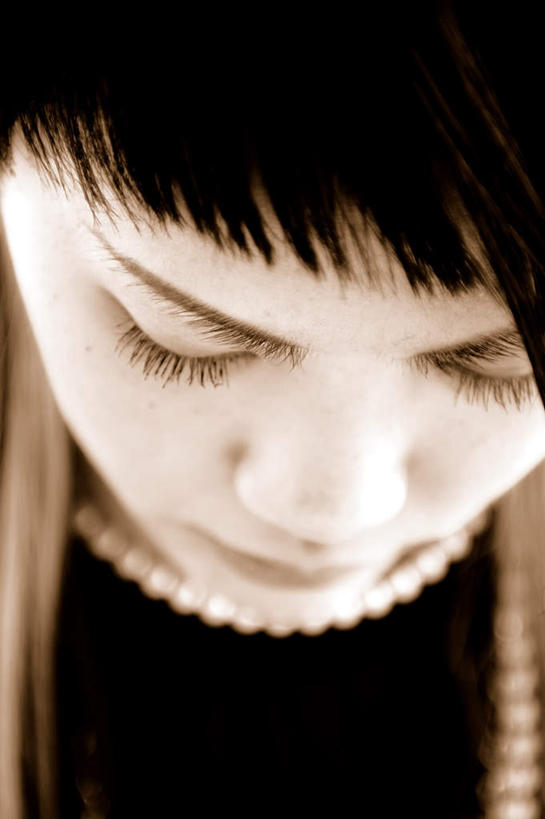 西方人,一个人,站,竖图,室内,白天,正面,欧洲,欧洲人,仅一个年轻女性,仅一个女性,仅一个人,注视,低头,观察,看,站着,观看,察看,关注,年轻女性,女人,女性,白种人,站立,半身,彩图