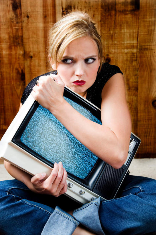 西方人,一个人,坐,抱,竖图,室内,白天,正面,电视,欧洲,欧洲人,仅一个年轻女性,仅一个女性,仅一个人,服装,墙,休闲装,墙壁,墙面,衣服,休闲,休闲服,斜视,服饰,抱着,搂着,鄙视,彩电,藐视,讽刺,蔑视,嘲笑,显像管屏,显像管屏幕,黑白电视机,年轻女性,女人,女性,白种人,电视机,搂,搂抱,坐着,半身,彩图