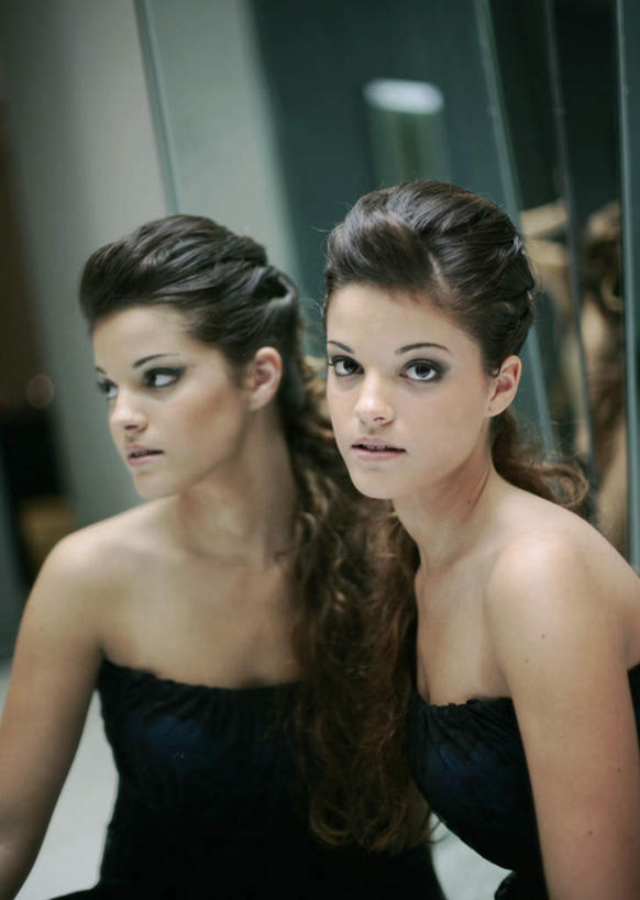 西方人,一个人,站,笑,微笑,竖图,室内,白天,正面,裙子,镜子,欧洲,欧洲人,仅一个年轻女性,仅一个女性,仅一个人,连衣裙,模糊,注视,抹胸,观察,看,站着,观看,镜像,察看,镜面,关注,抹胸裙,尤物,年轻女性,女人,女性,白种人,站立,半身,彩图,佳丽,丽人,美人