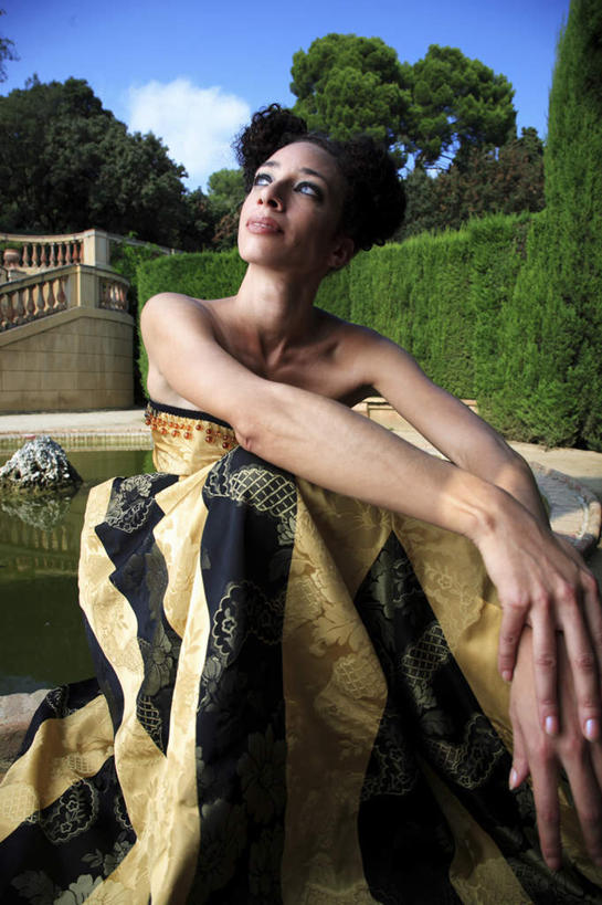 西方人,一个人,坐,竖图,室外,白天,正面,裙子,欧洲,欧洲人,仅一个年轻女性,仅一个女性,仅一个人,连衣裙,云,云朵,云彩,注视,蓝色,白云,蓝天,天空,天,看,搭,晴朗,搭着,关注,年轻女性,女人,女性,白种人,晴空,抬头,仰头,坐着,半身,彩图