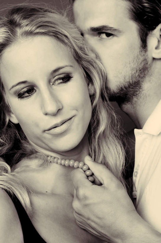 西方人,手,两个人,笑,吻,微笑,竖图,室内,特写,白天,正面,爱情,欧洲,欧洲人,握,浪漫,拿,拿着,注视,观察,看,亲昵,温暖,温馨,手部,恩爱,激情,亲密,亲热,握着,恋人,观看,单手,和睦,察看,关注,亲切,密切,男人,男性,年轻男性,年轻女性,女人,女性,白种人,情侣,亲,亲吻,半身,彩图,伴侣,融洽