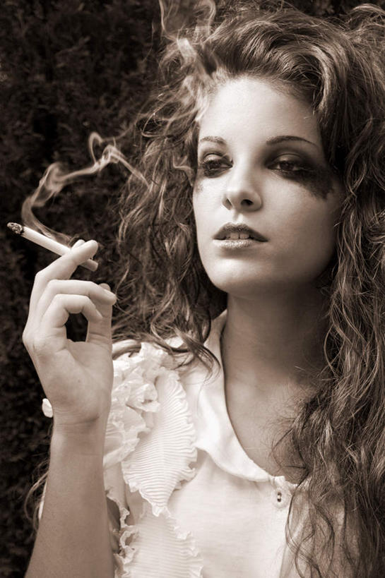 西方人,头发,一个人,吸烟,竖图,室内,白天,正面,香烟,欧洲,欧洲人,仅一个年轻女性,仅一个女性,仅一个人,握,拿,拿着,注视,观察,看,烟,握着,观看,察看,关注,年轻女性,女人,女性,白种人,发型,卷发,卷烟,烟草,纸烟,抽烟,半身,彩图