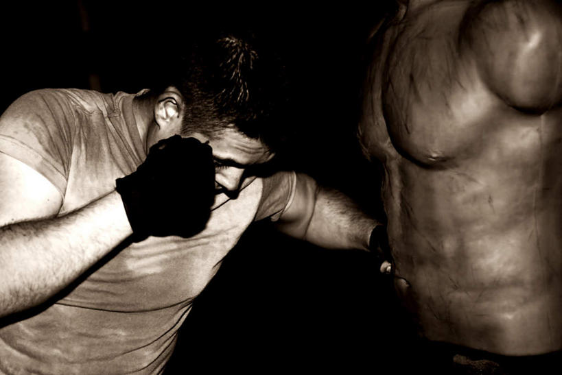 肌肉,健壮,一个人,拳击手,站,横图,室内,白天,侧面,竞争,拳击,仅一个男性,仅一个人,对抗,黑色背景,冲突,光线,人造模特,影子,注视,仅一个年轻男性,阳光,观察,看,握拳,站着,健康,活力,力量,击打,汗水,道具,观看,青春,察看,强壮,对立,关注,矛盾,服装模特,模特道具,时装道具,展示道具,服装模特道具,陈列道具,敌对,挫败,斗争,抗拒,抗衡,男人,男性,年轻男性,拳击家,拳击运动员,站立,半身,彩图