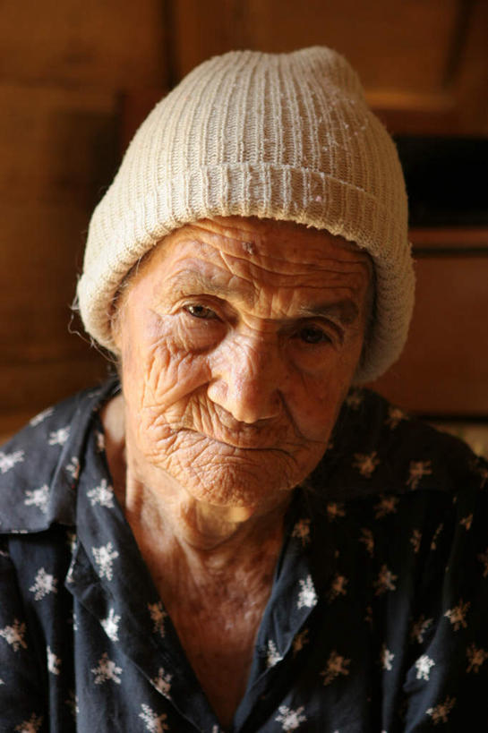 西方人,脸,头,眼睛,鼻子,嘴,脸颊,眉毛,睫毛,皱纹,一个人,竖图,室内,特写,白天,正面,帽子,欧洲,欧洲人,瞳孔,仅一个女性,仅一个人,光线,注视,黄色,阳光,观察,看,眼部,仅一个老年女性,观看,察看,关注,一顶,苍老,衰老,老年女性,女人,女性,白种人,头部,鼻,鼻孔,睫,脸部,脸蛋,眉,面部,眼,眼睫毛,眼眉,嘴巴,嘴唇,半身,彩图,眼眉毛