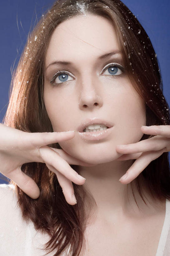 西方人,脸,头,眼睛,鼻子,嘴,脸颊,眉毛,睫毛,手,一个人,竖图,室外,特写,白天,正面,欧洲,欧洲人,双手,瞳孔,仅一个年轻女性,仅一个女性,仅一个人,展开,张开,蓝色背景,注视,观察,看,手部,手指,眼部,摄影,影棚,观看,察看,关注,年轻女性,女人,女性,白种人,头部,鼻,鼻孔,睫,脸部,脸蛋,眉,面部,眼,眼睫毛,眼眉,嘴巴,嘴唇,半身,彩图,影棚拍摄,拍摄,眼眉毛