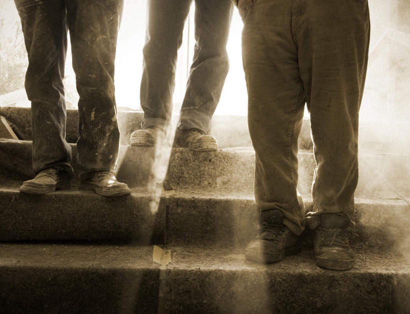 西方人,三个人,站,横图,室外,白天,旅游,度假,美景,楼梯,欧洲,欧洲人,光线,光泽,阶梯,景观,光芒,照射,娱乐,台阶,背面,自然,站着,享受,休闲,景色,放松,自然风光,照耀,光辉,毫光,映照,男人,男性,中年男性,白种人,站立,半身,彩图