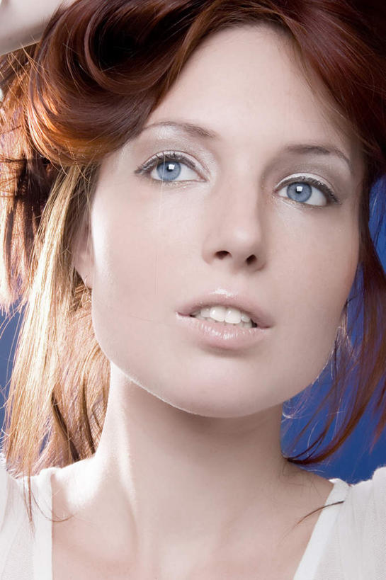 西方人,脸,头,眼睛,鼻子,嘴,脸颊,眉毛,睫毛,头发,一个人,竖图,室内,特写,白天,正面,化妆,欧洲,欧洲人,瞳孔,仅一个年轻女性,仅一个女性,仅一个人,蓝色背景,注视,红色,黑色,观察,看,眼影,美女,妩媚,眼部,摄影,影棚,观看,察看,关注,玉人,年轻女性,女人,女性,白种人,头部,发型,鼻,鼻孔,睫,脸部,脸蛋,眉,面部,眼,眼睫毛,眼眉,嘴巴,嘴唇,半身,彩图,影棚拍摄,拍摄,眼眉毛