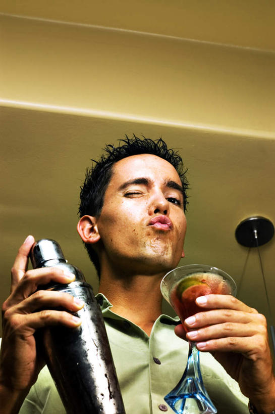 西方人,一个人,酒吧,坐,竖图,室内,白天,仰视,聚会,杯子,金属制品,欧洲,欧洲人,仅一个男性,仅一个人,握,金属,高脚杯,调酒器,酒类,拿,拿着,文化,玻璃制品,酒,饮料,仅一个年轻男性,一个,一只,酒杯,鸡尾酒,嘟嘴,撅嘴,调酒,握着,单个,创造,集会,想象,马提尼,马提尼酒,鸡尾酒杯,聚首,男人,男性,年轻男性,白种人,玻璃杯,坐着,半身,彩图,低角度拍摄,酒吧间,酒馆