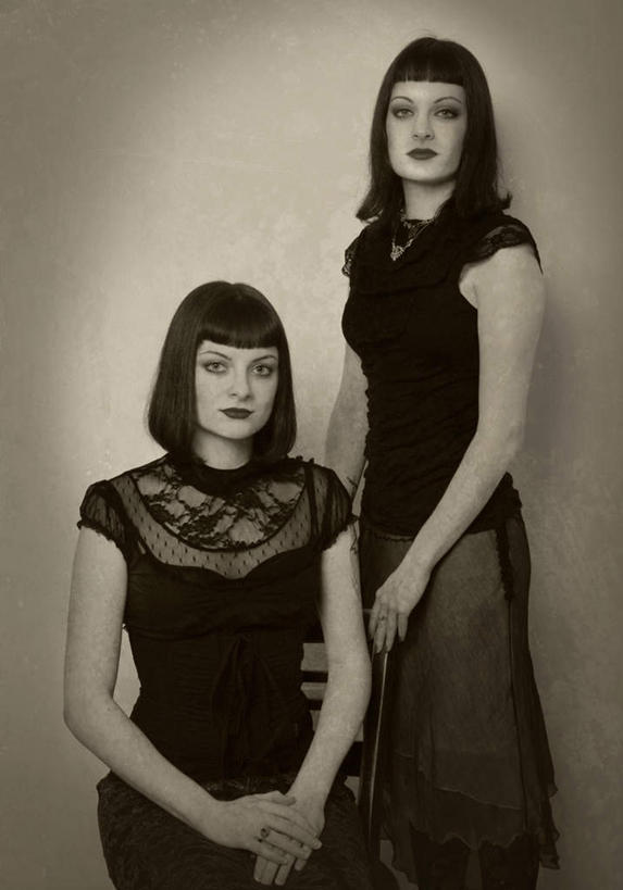 西方人,脸,头,眼睛,鼻子,嘴,脸颊,眉毛,睫毛,两个人,站,坐,竖图,室内,白天,正面,化妆,光晕,欧洲,欧洲人,瞳孔,灰色背景,注视,黑色,观察,看,站着,眼影,美女,眼部,摄影,影棚,观看,察看,关注,扮装,玉人,年轻女性,女人,女性,白种人,头部,鼻,鼻孔,睫,脸部,脸蛋,眉,面部,眼,眼睫毛,眼眉,嘴巴,嘴唇,站立,坐着,半身,彩图,影棚拍摄,化装,拍摄,眼眉毛