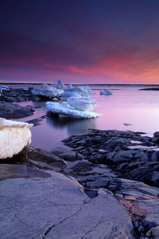 无人,竖图,室外,白天,正面,旅游,度假,北极,河流,石头,美景,日落,水,雪,大雪,覆盖,光线,光泽,石子,河水,积雪,景观,水流,晚霞,霞光,雪景,冬季,冬天,落日,光芒,照射,娱乐,黄色,自然,黄昏,享受,休闲,景色,彩霞,放松,寒冷,自然风光,照耀,光辉,遮盖,严寒,毫光,笼罩,北极地区,北极区,北极圈,笼盖,夕照,映照,石块,岩石,夕阳,彩图,斜阳