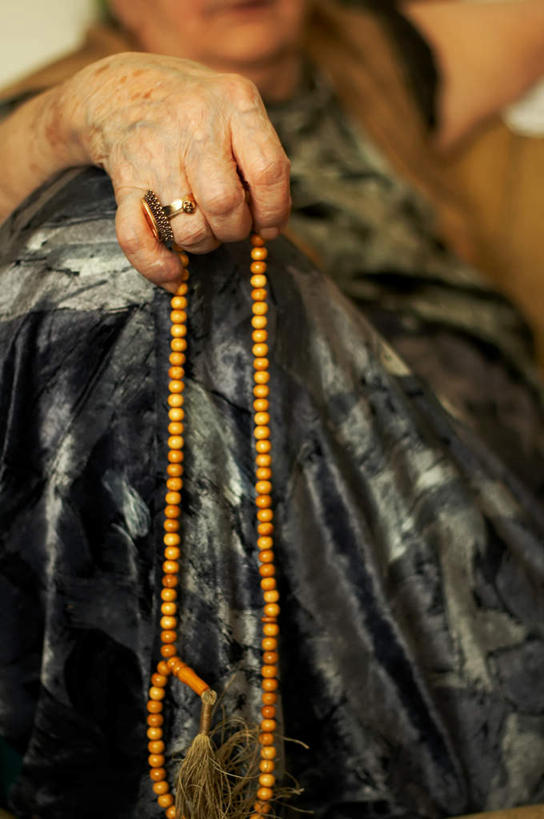 西方人,手,一个人,竖图,室内,白天,正面,爱情,欧洲,欧洲人,仅一个女性,仅一个人,握,服装,节日,朦胧,模糊,珠子,一枚,浪漫,拿,拿着,休闲装,文化,装饰品,衣服,戒指,饰品,首饰,祈祷,休闲,健康,手部,休闲服,恩爱,握着,许愿,宗教,服饰,仅一个老年女性,信仰,纪念,佛珠,单手,祈求,信物,权利,手饰,平安,老年女性,女人,女性,白种人,半身,彩图