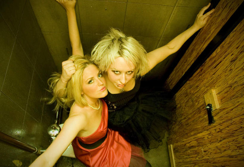 西方人,头发,两个人,伙伴,朋友,站,横图,俯视,室内,白天,游戏,友谊,电梯,项链,欧洲,欧洲人,握,服装,装饰,木制,墙,运输工具,拿,玩,拿着,注视,休闲装,娱乐,墙壁,墙面,装饰品,衣服,木制品,饰品,首饰,观察,看,站着,休闲,疼痛,休闲服,金色,抓,握着,服饰,升降梯,观看,活动,悲伤,华丽,修饰,点缀,察看,发泄,关注,消遣,智力,痛苦,虐待,宣泄,衬托,美观,雅致,雅观,疾苦,苦楚,友情,年轻女性,女人,女性,白种人,抬头,玩耍,嬉戏,仰头,站立,半身,彩图,高角度拍摄,升降设备