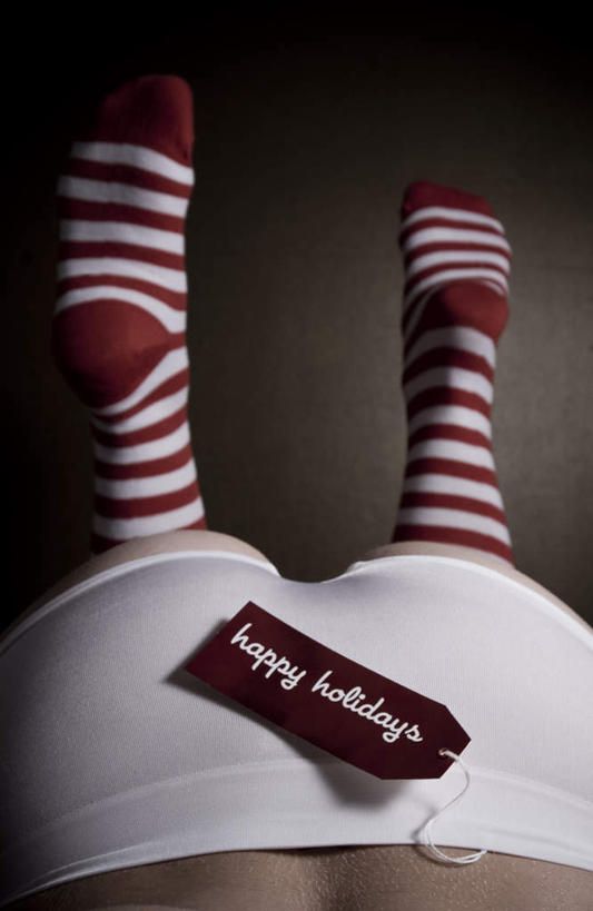 西方人,臀部,一个人,竖图,俯视,室内,白天,欧洲,圣诞节,欧洲人,仅一个年轻女性,仅一个女性,仅一个人,展开,张开,阴影,内裤,内衣,节日,庆祝,反射,英文,标签,标志,文字,影子,字符,字母,双脚,文化,标识,袜子,红色,白色,庆典,纪念,英文字母,亵服,年轻女性,女人,女性,白种人,屁股,半身,彩图,高角度拍摄