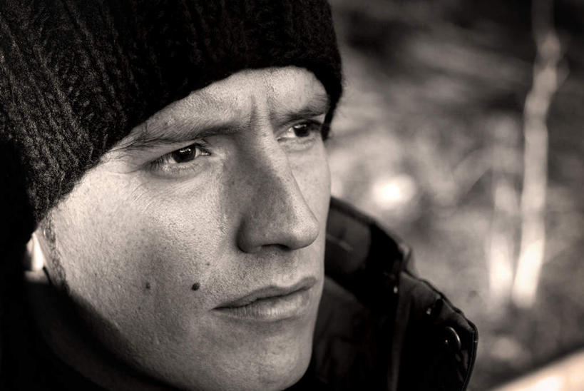 西方人,脸,头,脸颊,一个人,横图,黑白,室外,特写,白天,正面,帽子,欧洲,欧洲人,仅一个男性,仅一个人,阴影,朦胧,模糊,反射,影子,注视,仅一个年轻男性,观察,看,忧伤,观看,察看,郁闷,关注,忧郁,编织帽,担心,男人,男性,年轻男性,白种人,头部,脸部,脸蛋,面部,半身