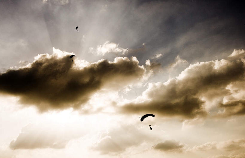 西方人,两个人,横图,室外,白天,仰视,旅游,度假,跳伞,降落伞,欧洲,欧洲人,阴影,光线,影子,乌云,云,阴天,云朵,云彩,娱乐,天空,阳光,天,享受,休闲,放松,昏暗,阴沉,户外运动,男人,男性,年轻男性,白种人,伞兵,彩图,低角度拍摄,全身