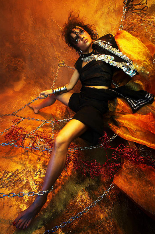 西方人,一个人,坐,竖图,俯视,室内,白天,金属制品,欧洲,欧洲人,仅一个年轻女性,仅一个女性,仅一个人,表演,握,展开,张开,服装,装饰,金属,拿,拿着,光脚,扮演,衣服,围巾,温暖,赤脚,握着,双腿,服饰,铁链,围脖,保暖,华丽,点缀,演出,衣着,御寒,穿着,衬托,美观,雅致,雅观,衣饰,年轻女性,女人,女性,白种人,坐着,彩图,高角度拍摄,全身