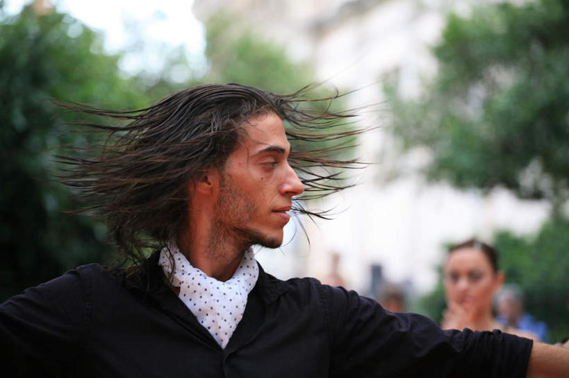 西方人,脸,头,脸颊,头发,一个人,站,横图,室外,特写,白天,正面,跳舞,热情,植物,欧洲,欧洲人,仅一个男性,仅一个人,摇摆,阴影,朦胧,模糊,光线,影子,注视,树,树木,仅一个年轻男性,绿色,黑色,阳光,自然,观察,看,站着,激情,生长,潮湿,成长,观看,摇曳,察看,关注,摇头,摇晃,舞姿,湿润,扭捏,摇荡,豪情,狂热,男人,男性,年轻男性,白种人,头部,长发,脸部,脸蛋,面部,站立,半身,彩图,舞蹈,弗拉明戈,弗拉明戈舞